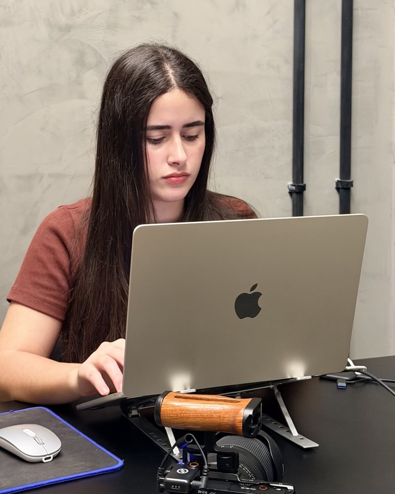 Yasmim Jardim a editar um vídeo